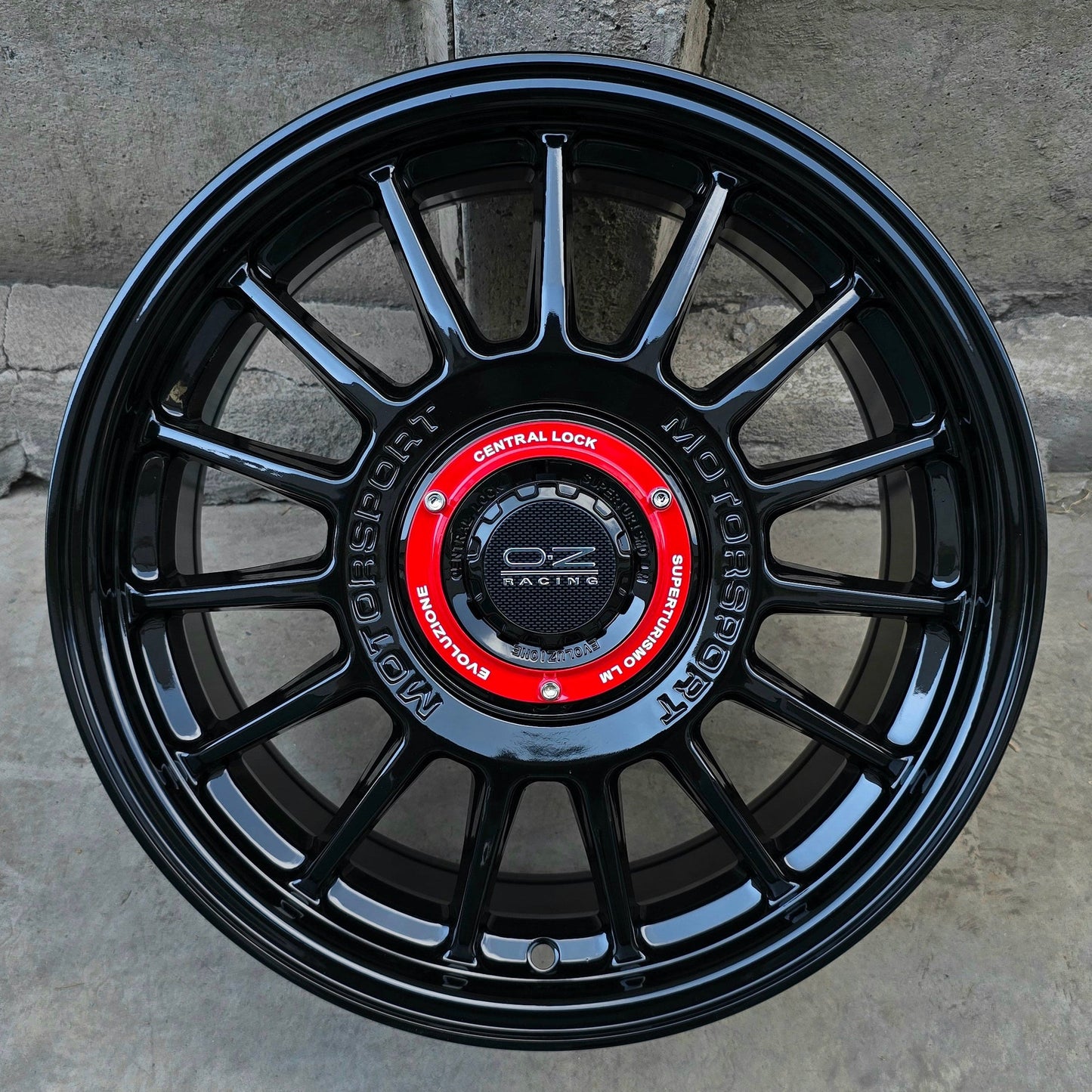 SET DE LLANTAS OZ SUPERTURISMO MOTORSPORT. Aro 16 - 4x100, 4x114. Doble Apernadura. Color Negro. (YKW6898)