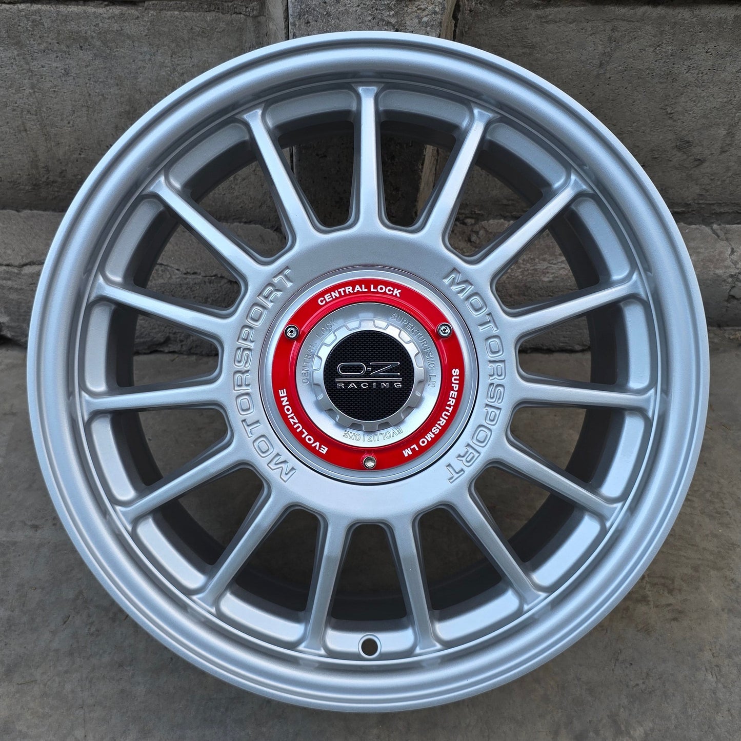 SET DE LLANTAS OZ SUPERTURISMO MOTORSPORT. Aro 16 - 4x100, 4x114. Doble Apernadura. Color Plateado. (YKW6898)