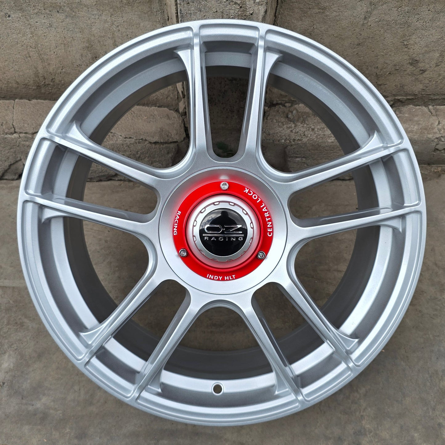 SET DE LLANTAS OZ INDY. Aro 17 - 5x100, 5x112. Doble Apernadura. Color Plateado. (F7826)