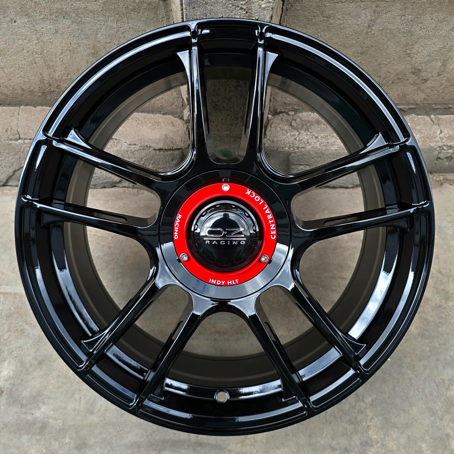 SET DE LLANTAS OZ INDY. Aro 17 - 5x100, 5x112. Doble Apernadura. Color Negro Brillante. (F7826)