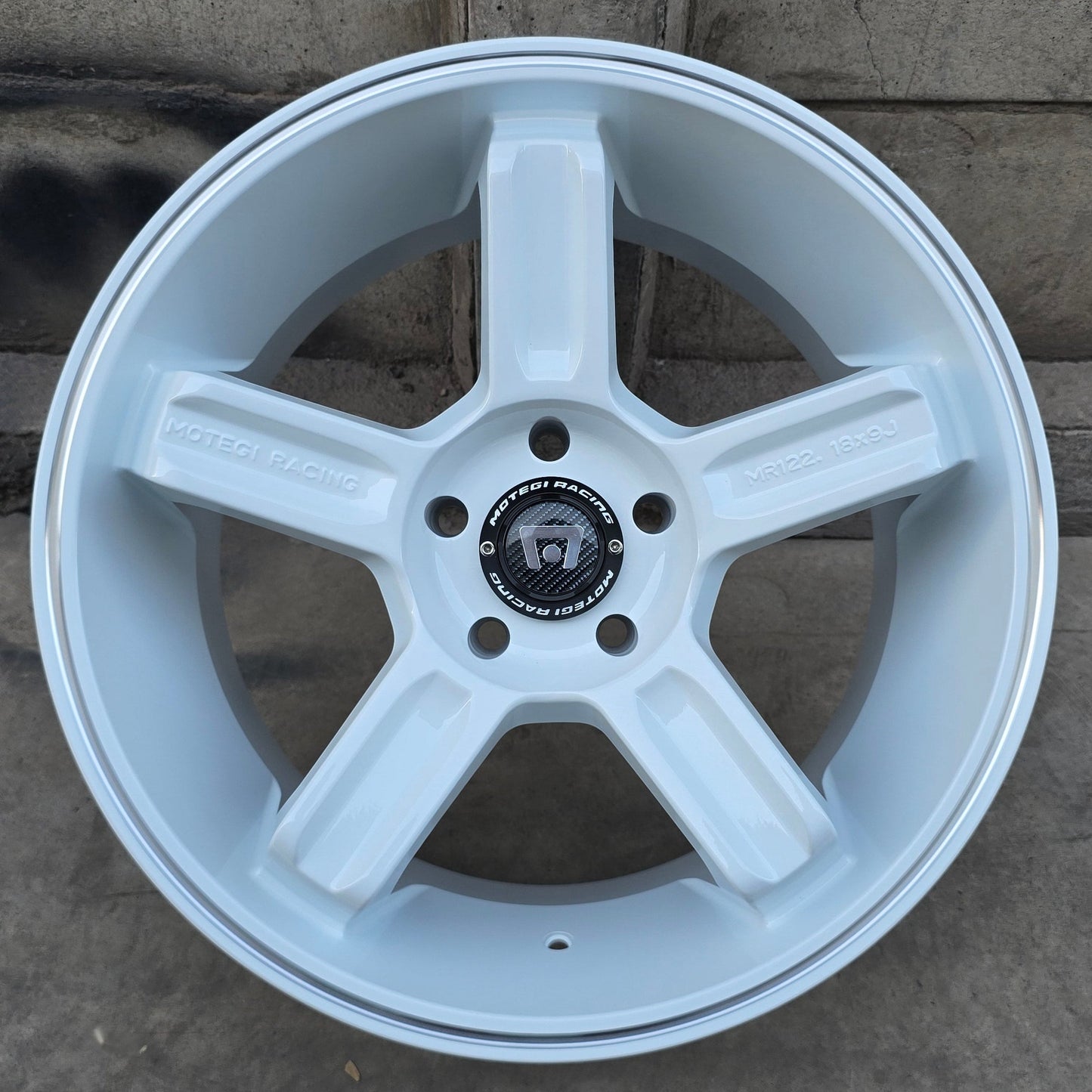 SET DE LLANTAS MOTEGI ORIGINAL. Aro 18 - 5x114. Color Blanco. (MR12289012835)