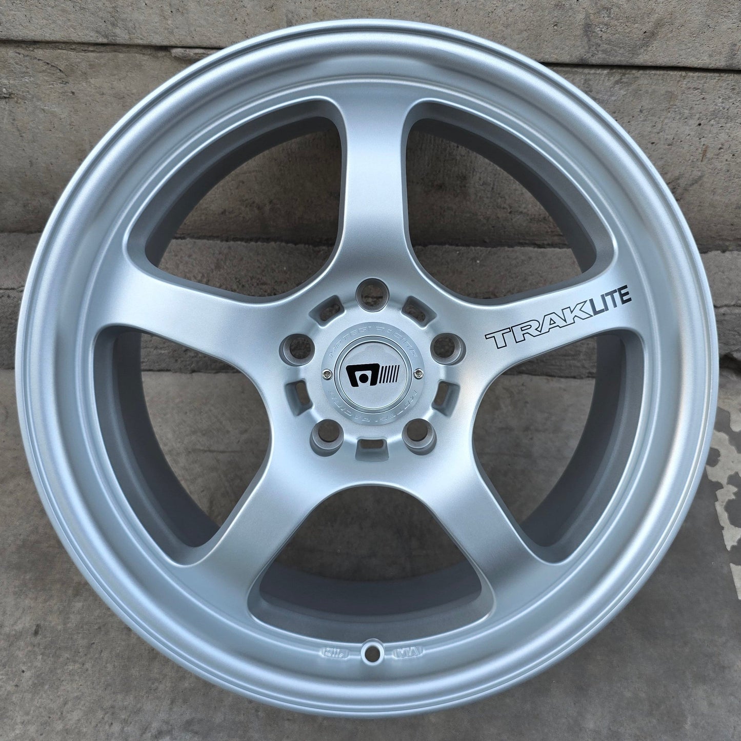 SET DE LLANTAS MOTEGI TRAK LITE ORIGINAL. Aro 17 - 5x114 . Color Plateado. (MR13178012440)