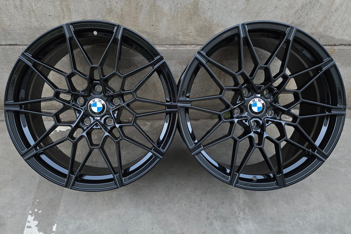 SET DE LLANTAS BMW. Asimétrica. Aro 19 - 5x120. Color Negro Brillante. (7105F)