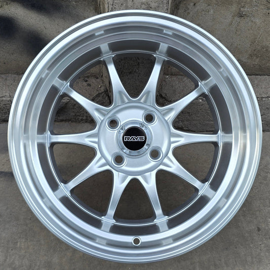 SET DE LLANTAS RAYS CE28. Aro 15 - 4x100. Color Plateado Aro Cromado. (15C1015H)