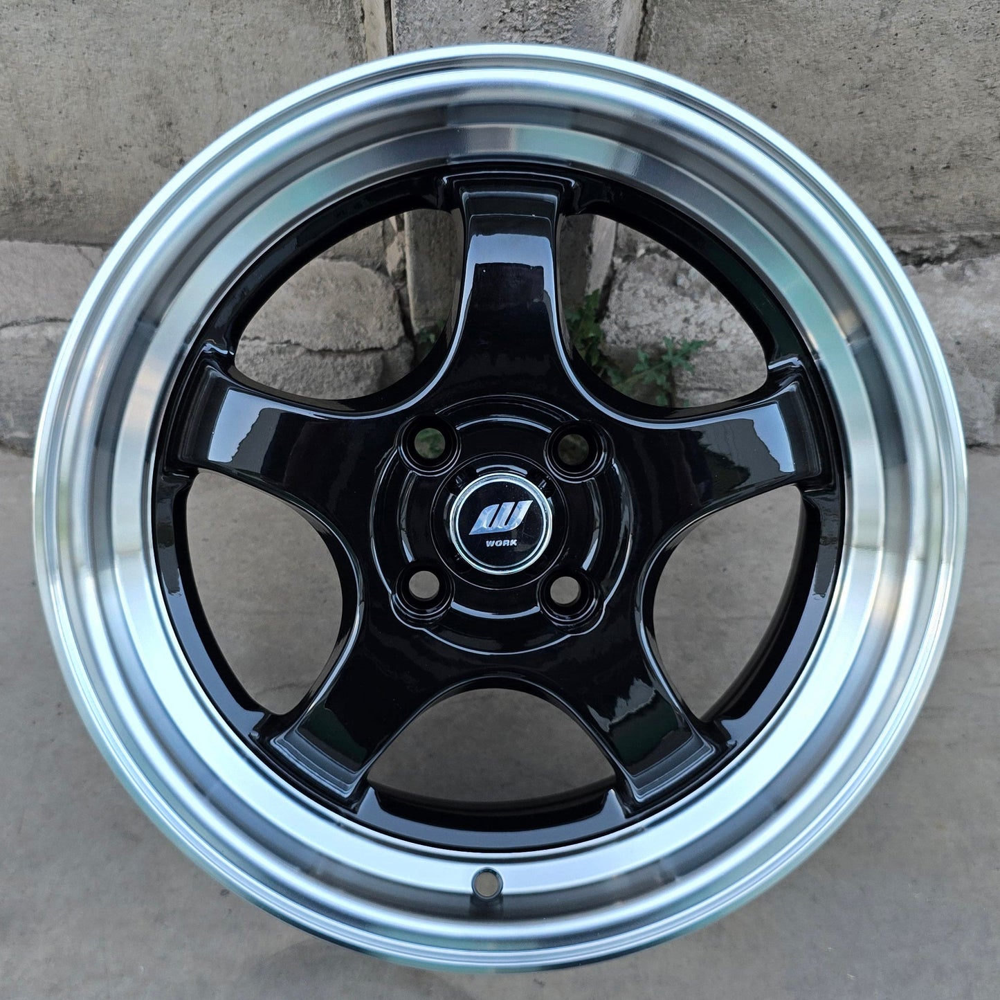 SET DE LLANTAS WORK MEISTER. Aro 15 - 4x100. Color Negro Aro Cromado. (15B5864A)