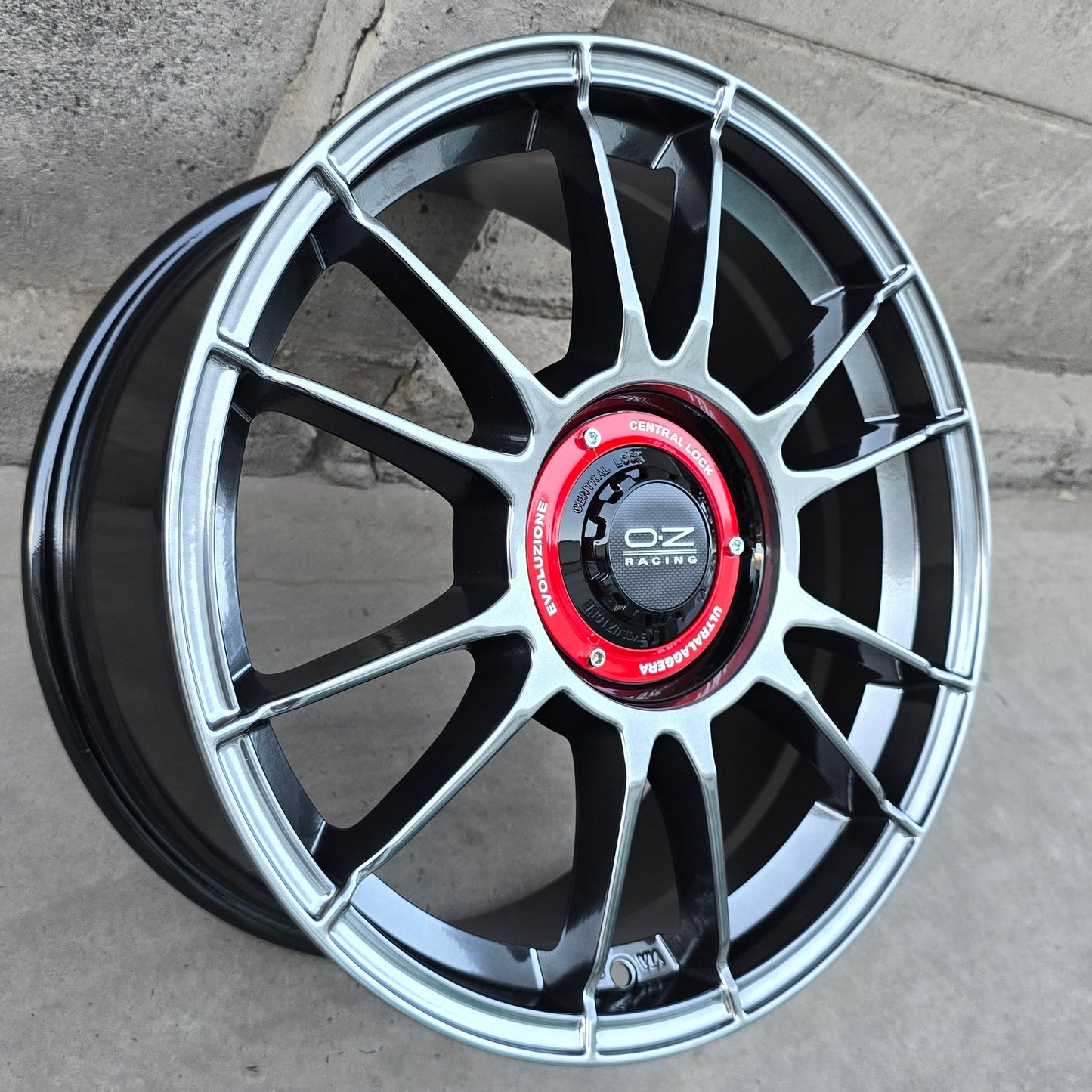 SET DE 4 LLANTAS OZ ULTRA LIGERA EVOLUCIONE. Aro 18 - 5x100, 5x108. Doble Apernadura. Color Grafito Metalizado. (ZR0256)