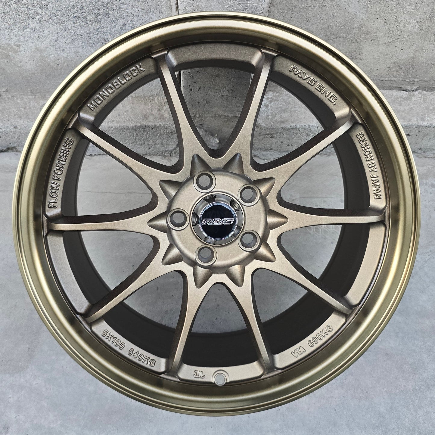 SET DE LLANTAS RAYS CE28N. Aro 17 - 5x100 . Color Bronce. (FBX117)