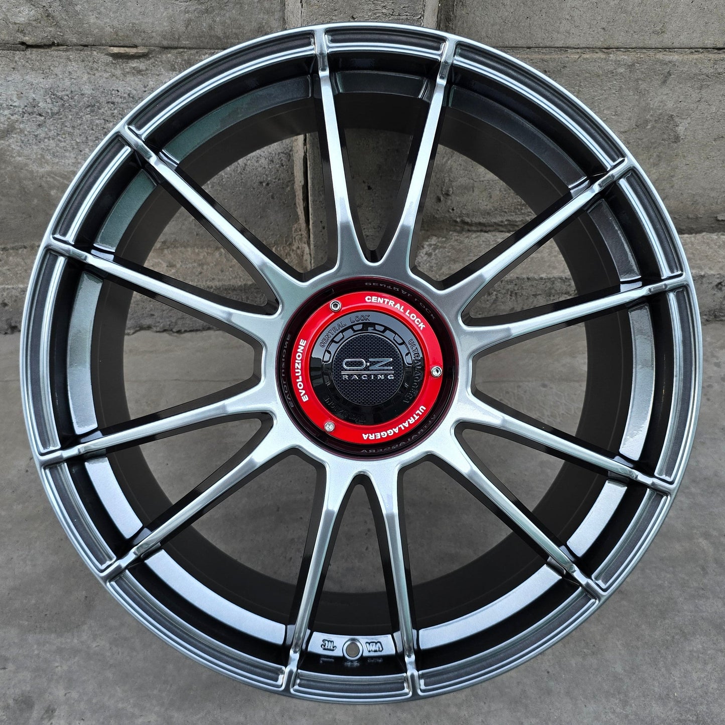 SET DE LLANTAS OZ ULTRA LIGERA EVOLUCIONE. Aro 17 - 5x114. Color Grafito Metalizado. (ZR0256)