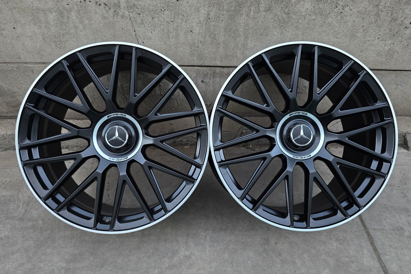 SET DE LLANTAS MERCEDES ASIMETRICAS . Aro 20 - 5x112. Color Negro Aro Cromado. (8123F)