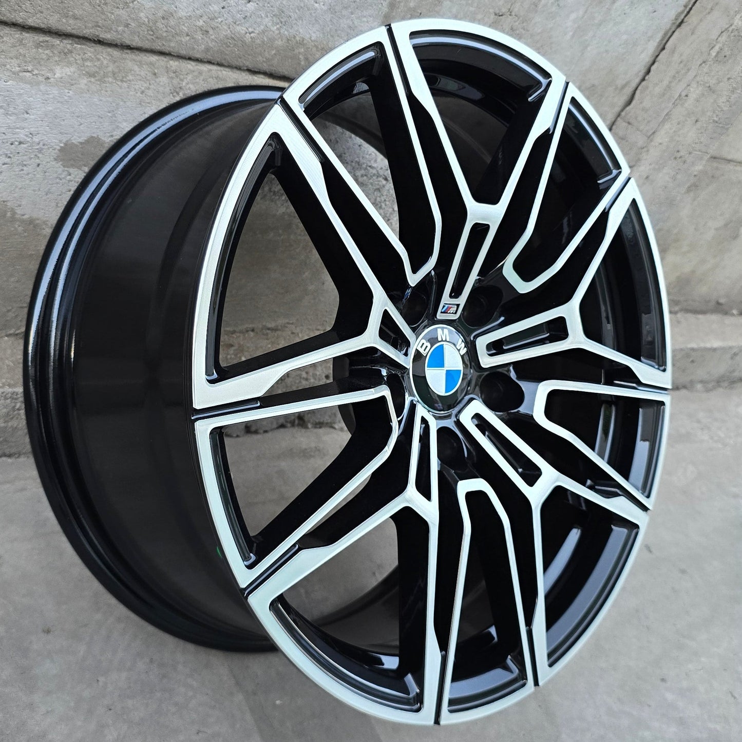 SET DE 4 LLANTAS BMW. Aro 18 - 5x120. Color Negro . (H3079F)