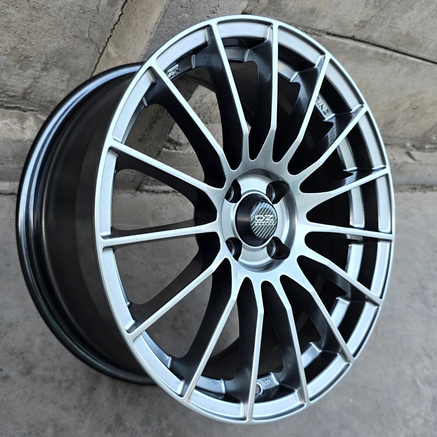 SET DE 4 LLANTAS OZ SUPERTURISMO. Aro 17 - 4x100. Color Grafito Metalizado. (ZR007F)