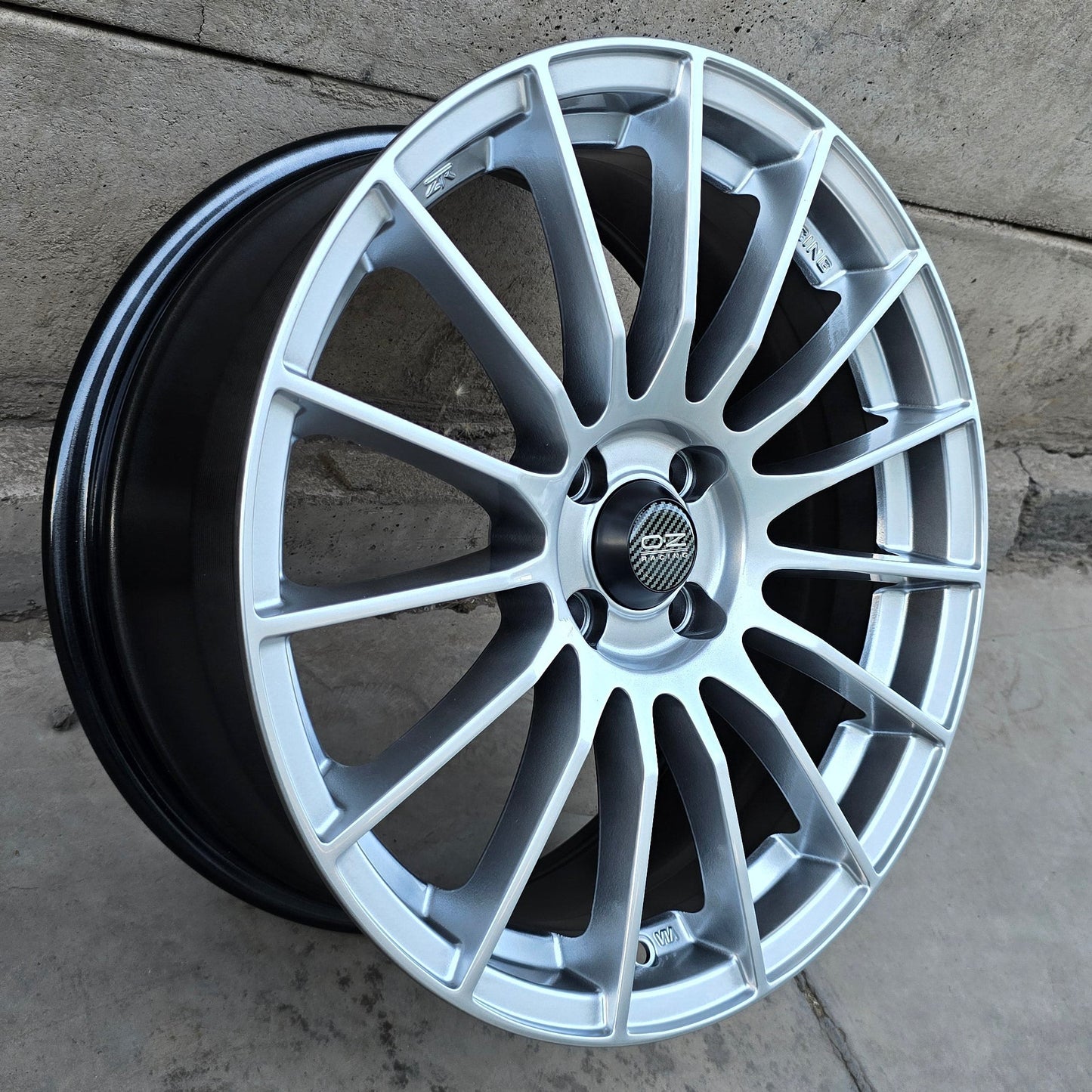 SET DE 4 LLANTAS OZ SUPERTURISMO. Aro 17 - 4x100. Color Plateado. (ZR007F)