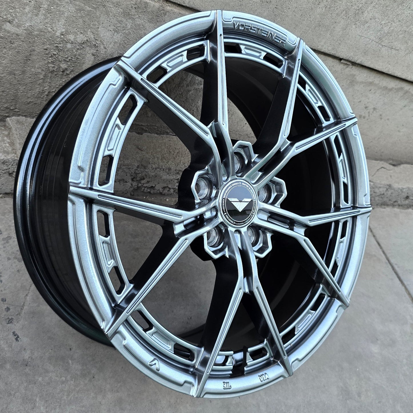 SET DE 4 LLANTAS VORSTEINER. Aro 17 - 5x108. Color Grafito Metalizado. (FF52)