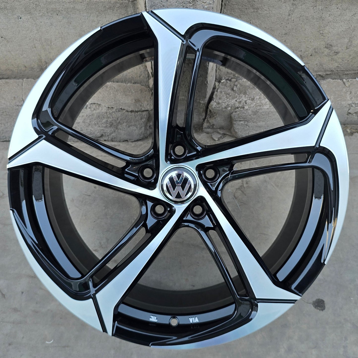 SET DE 4 LLANTAS VOLKSWAGEN *. Aro 19 - 5x112. Color Cromado Fondo Negro. (1985)