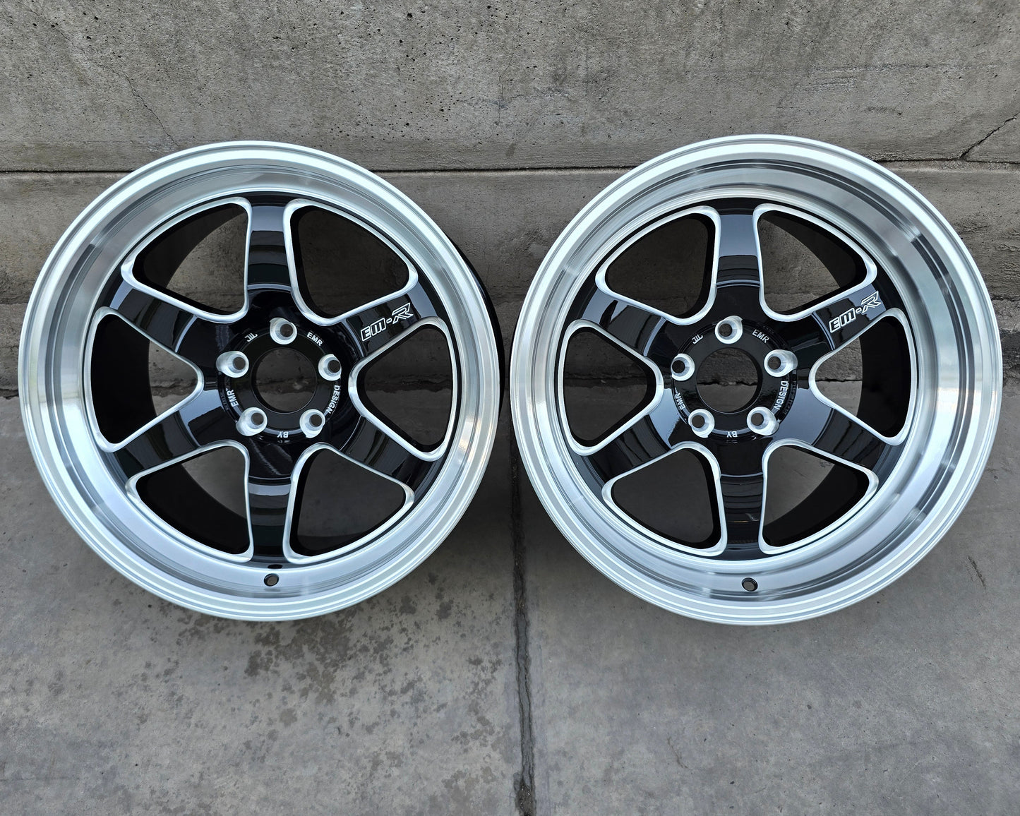 SET DE 4 LLANTAS DRAG RACING. ASIMÉTRICAS. Aro 18 - 5x112. Color Negro Aro Cromado. (W3R)