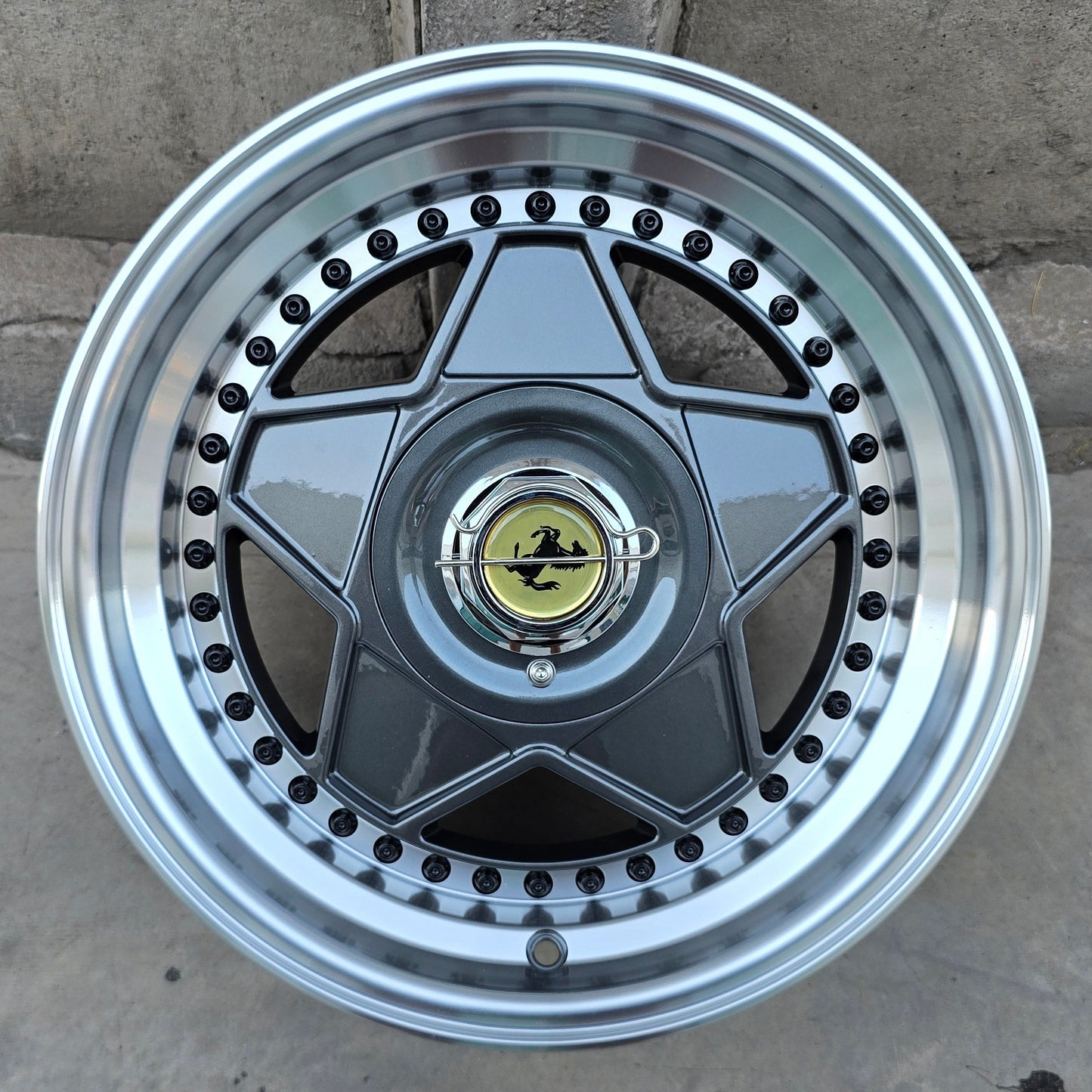 SET DE 4 LLANTAS FERRARI. Aro 15 - 4x100, 4x114. Doble Apernadura. Color Grafito Aro Cromado. (5702)