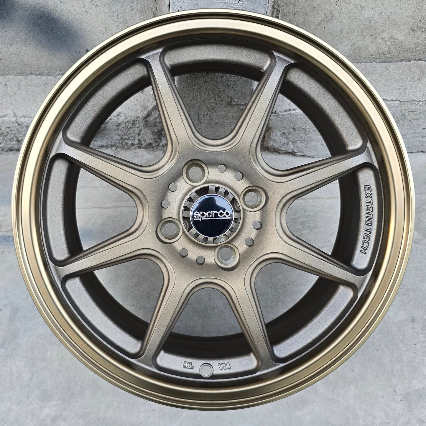 SET DE 4 LLANTAS RAYS C28. Aro 15 - 4x100. Color Bronce. (DX148)