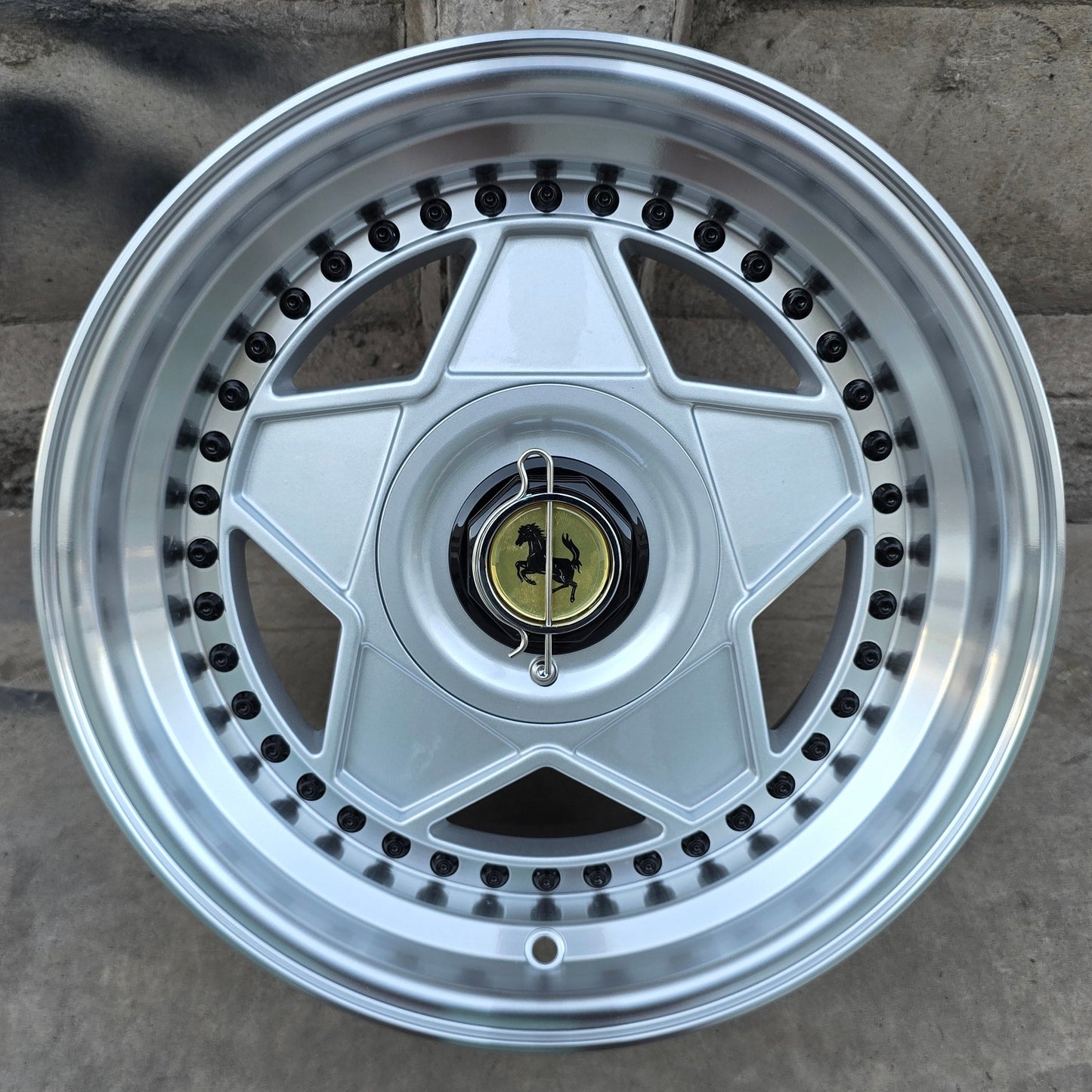 SET DE 4 LLANTAS FERRARI. Aro 15 - 4x100, 4x114. Doble Apernadura. Color Plateado. (5702)