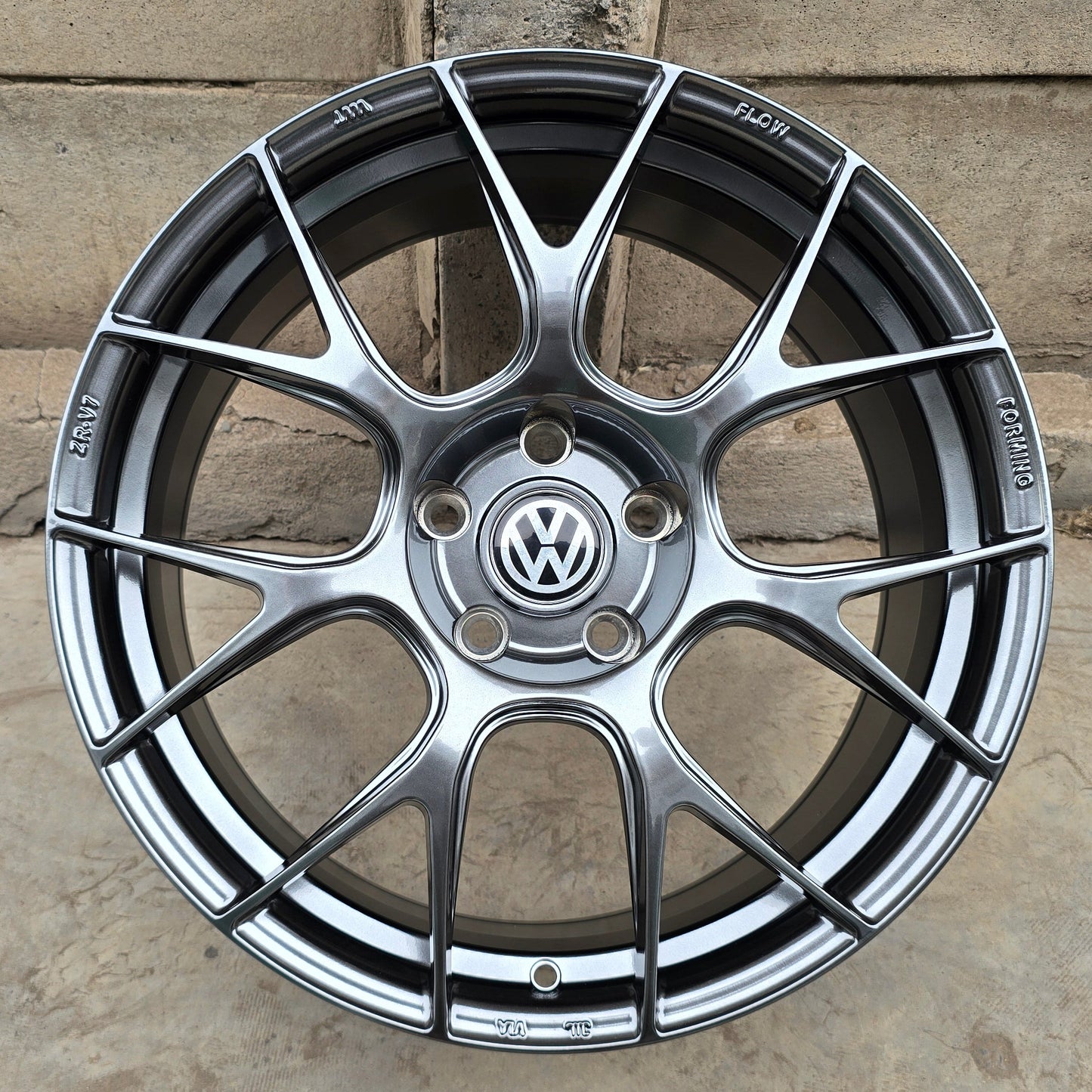 SET DE 4 LLANTAS VOLKSWAGEN * COLOR Grafito Metalizado. Aro 18 - 5x112 (ZR-V7)