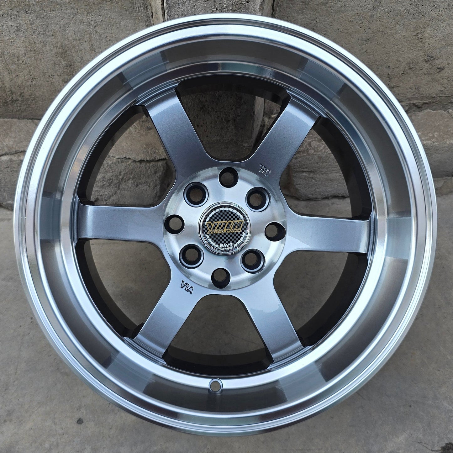 SET DE 4 LLANTAS VOLK TE37V. Aro 15 - 4x100, 4x114. Doble Apernadura. Color Grafito Aro Cromado. (664)