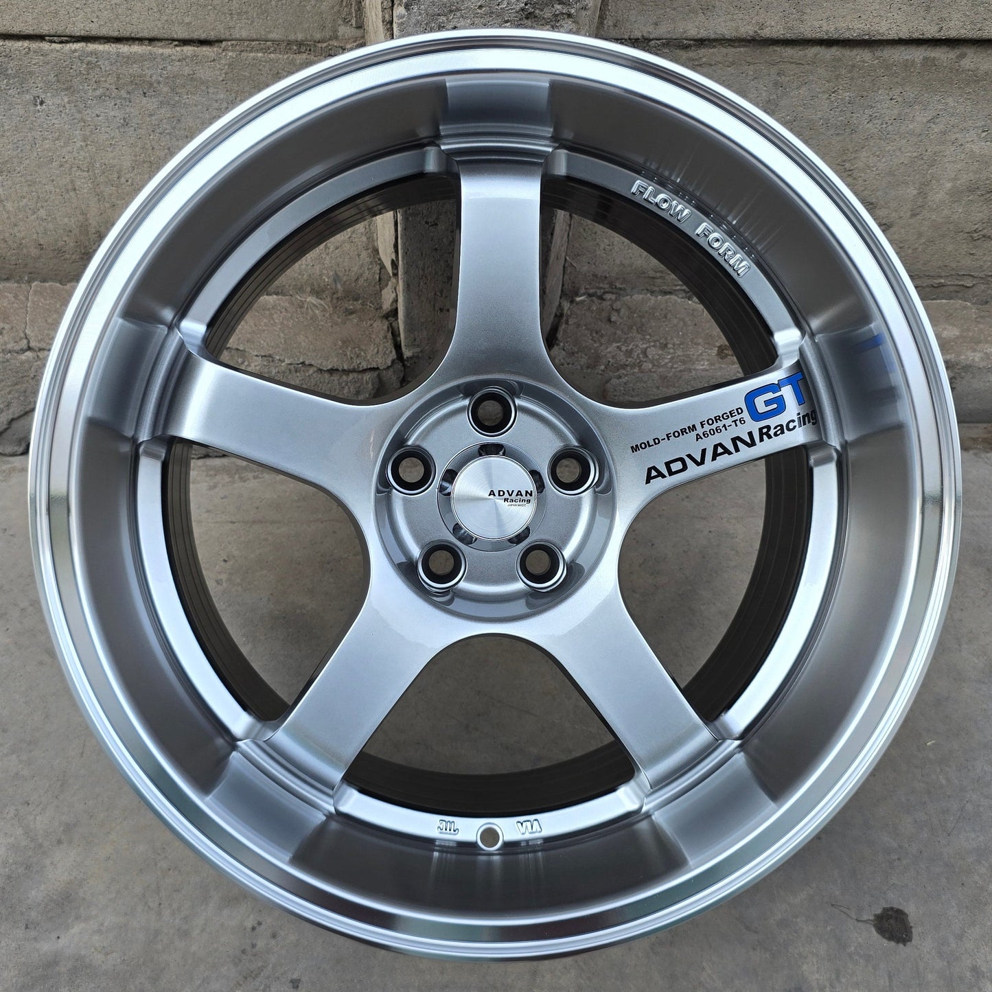 SET DE 4 LLANTAS ADVAN GT. Aro 17 - 5x100. Color Grafito Metalizado. (512)