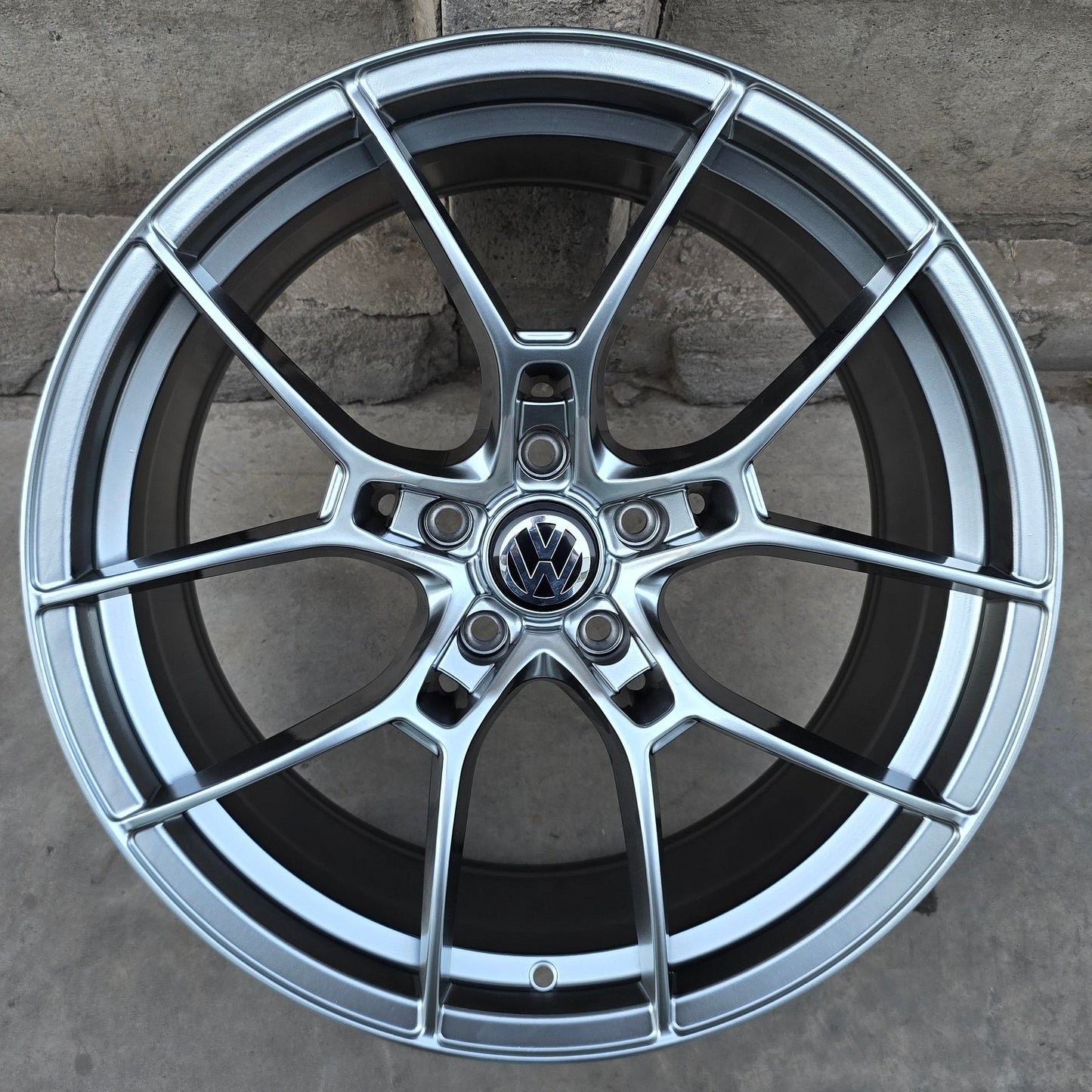 SET DE 4 LLANTAS VOLKSWAGEN*. Aro 19 - 5x112. Color Grafito Metalizado. (F045)