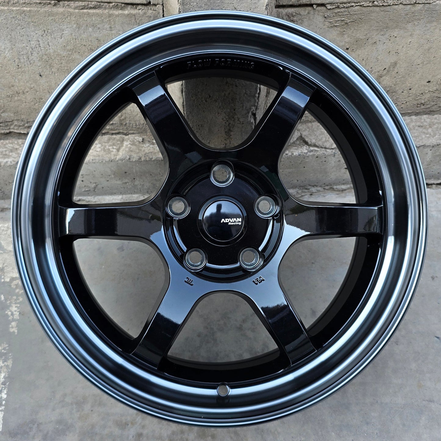SET DE 4 LLANTAS ADVAN RACING R6. Aro 17 - 5x114 . Color Negro Aro Grafito. (RGWG12FF)