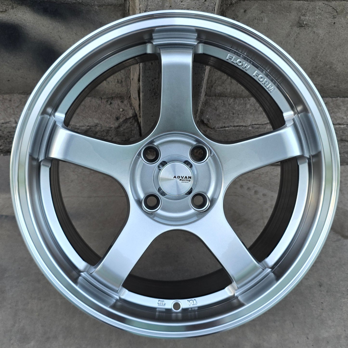 SET DE 4 LLANTAS ADVAN GT. Aro 16 - 4x100. Color Grafito Metalizado. (512)