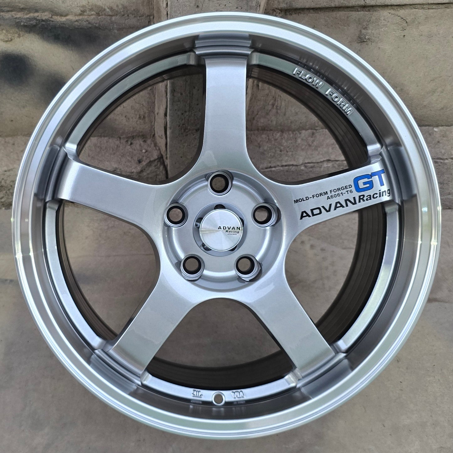 SET DE 4 LLANTAS ADVAN GT. Aro 17 - 5x108. Color Grafito Metalizado. (512)