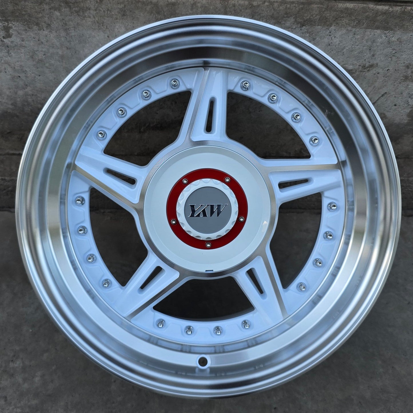 SET DE 4 LLANTAS DESPLAZADA. Aro 15 - 4x100, 5x100. Doble Apernadura. Color Blanco Aro Cromado. (5663)