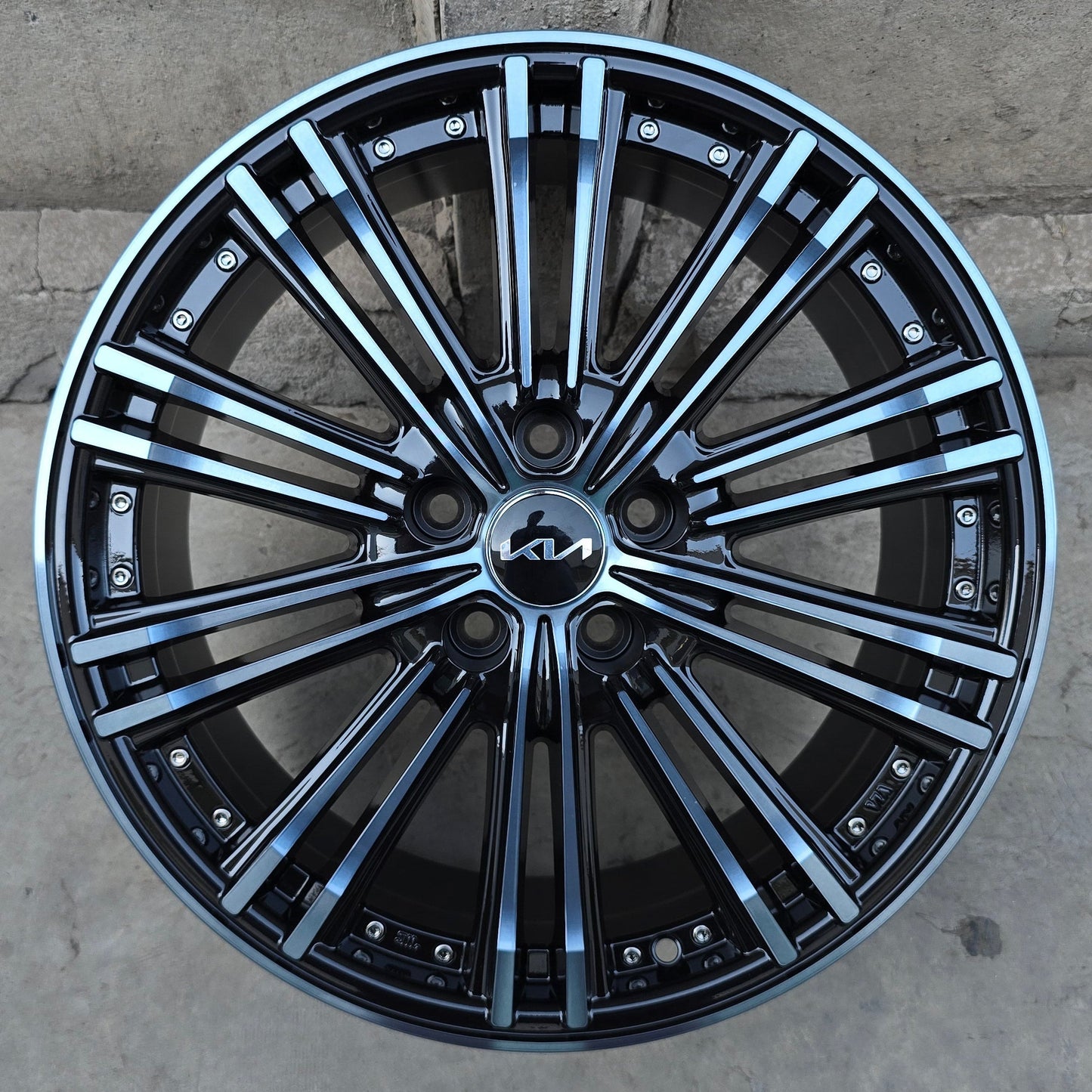 SET DE 4 LLANTAS KIA. Aro 18 - 5x114. Color Cromado Fondo Negro. (5996)