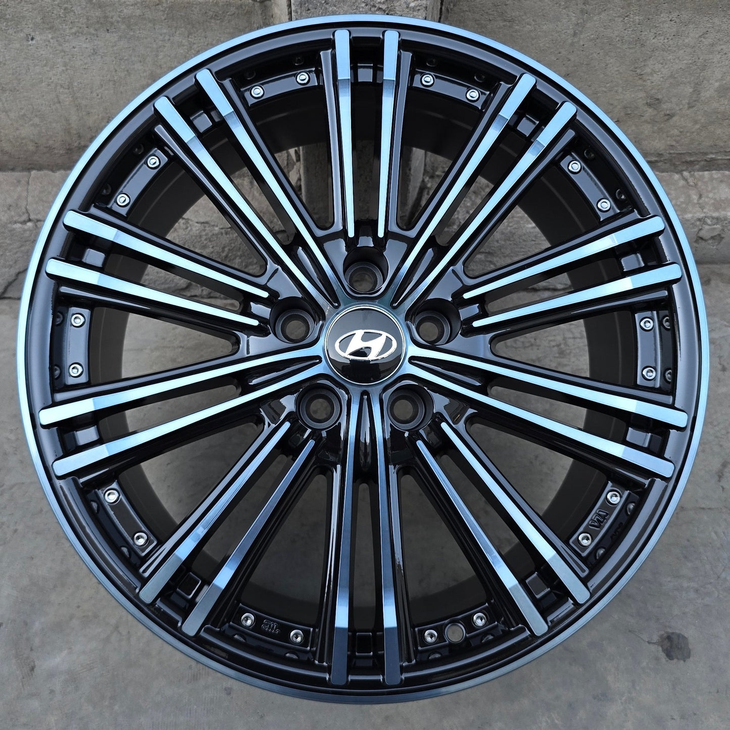 SET DE 4 LLANTAS HYUNDAI. Aro 18 - 5x114. Color Cromado Fondo Negro. (5996)