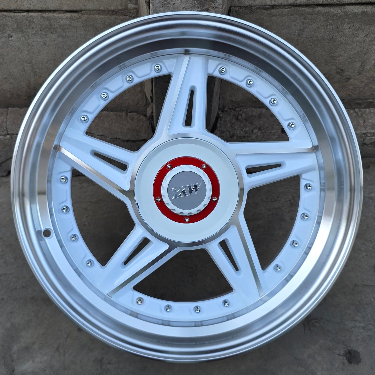 SET DE 4 LLANTAS DESPLAZADA. Aro 17 - 4x100, 4x108. Doble Apernadura. Color Blanco Aro Cromado. (7663)