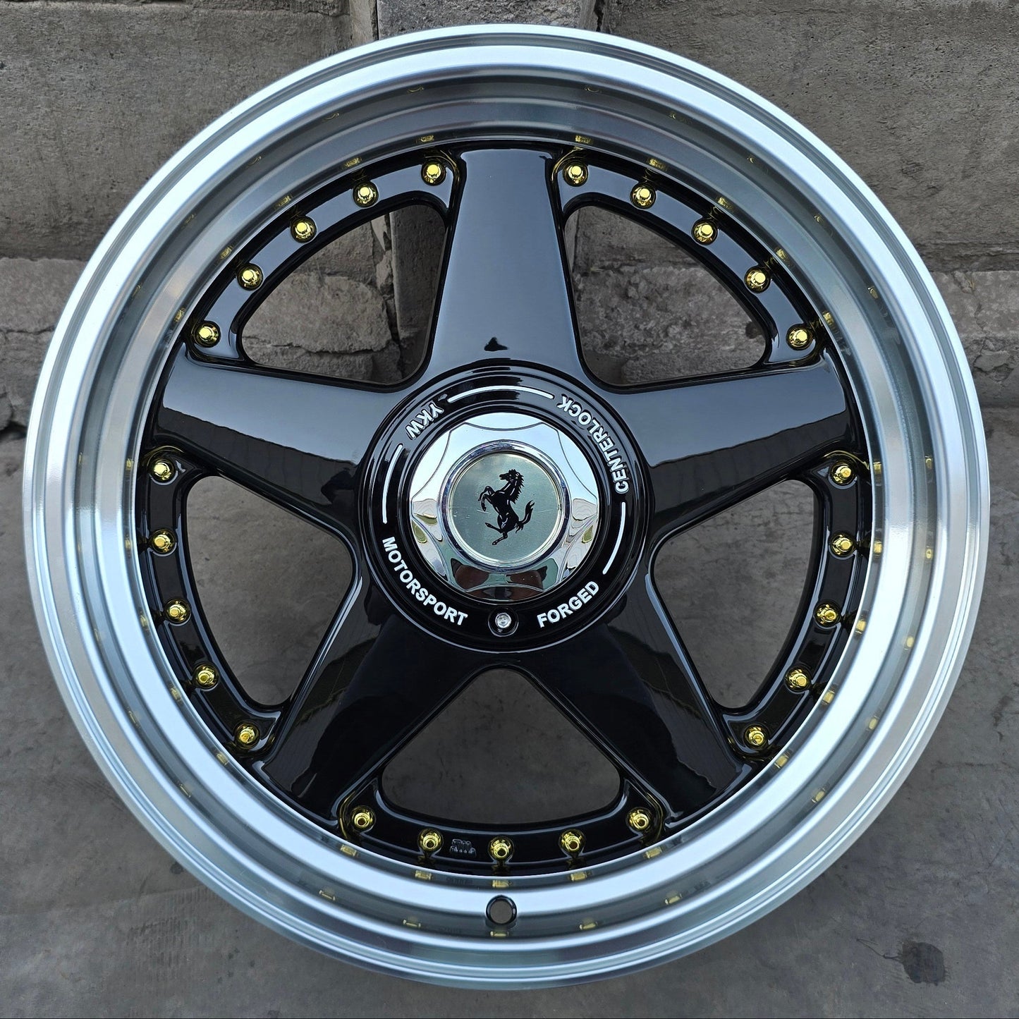 SET DE 4 LLANTAS FERRARI *. Aro 17 - 5x112, 5x120. Doble Apernadura. Color Negro Aro Cromado. (YKW7666R)