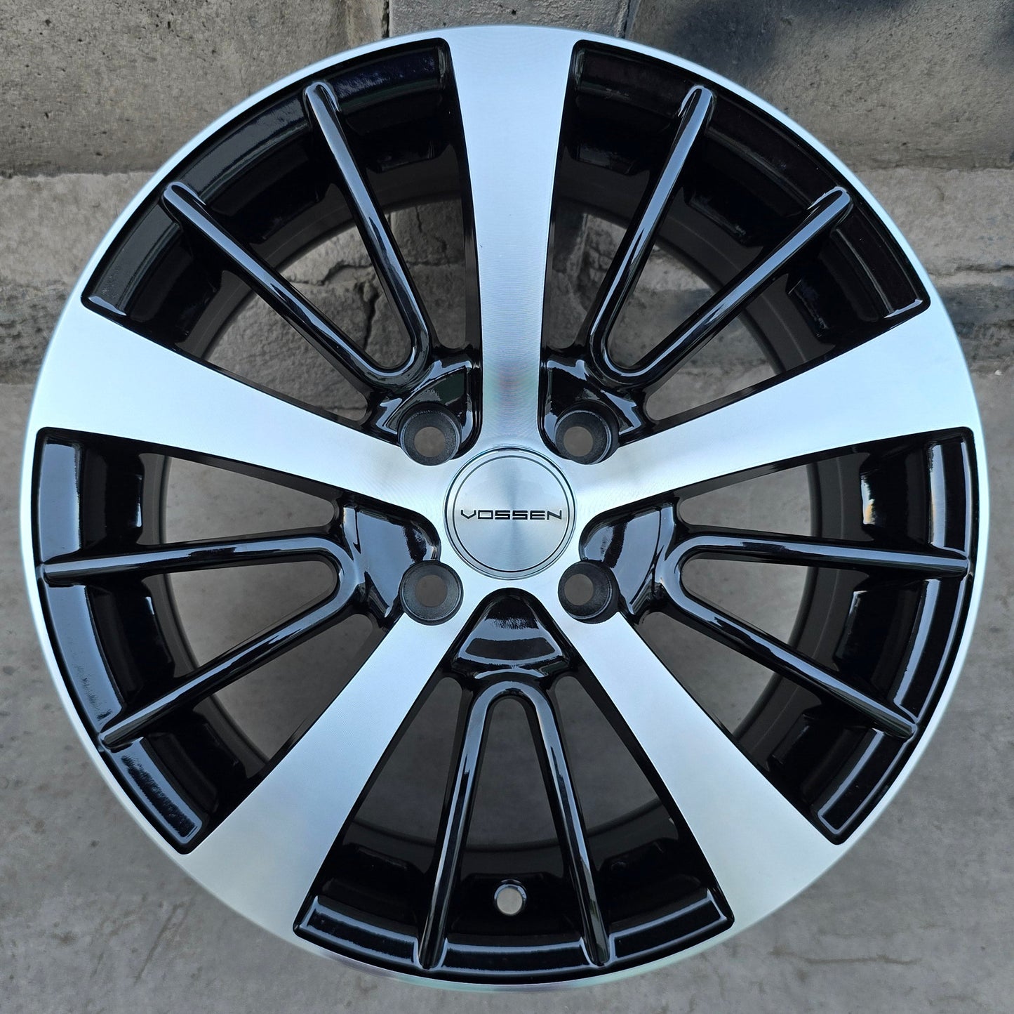 SET DE 4 LLANTAS VOSSEN. Aro 15 - 4x100. Color Cromado Fondo Negro. (239).