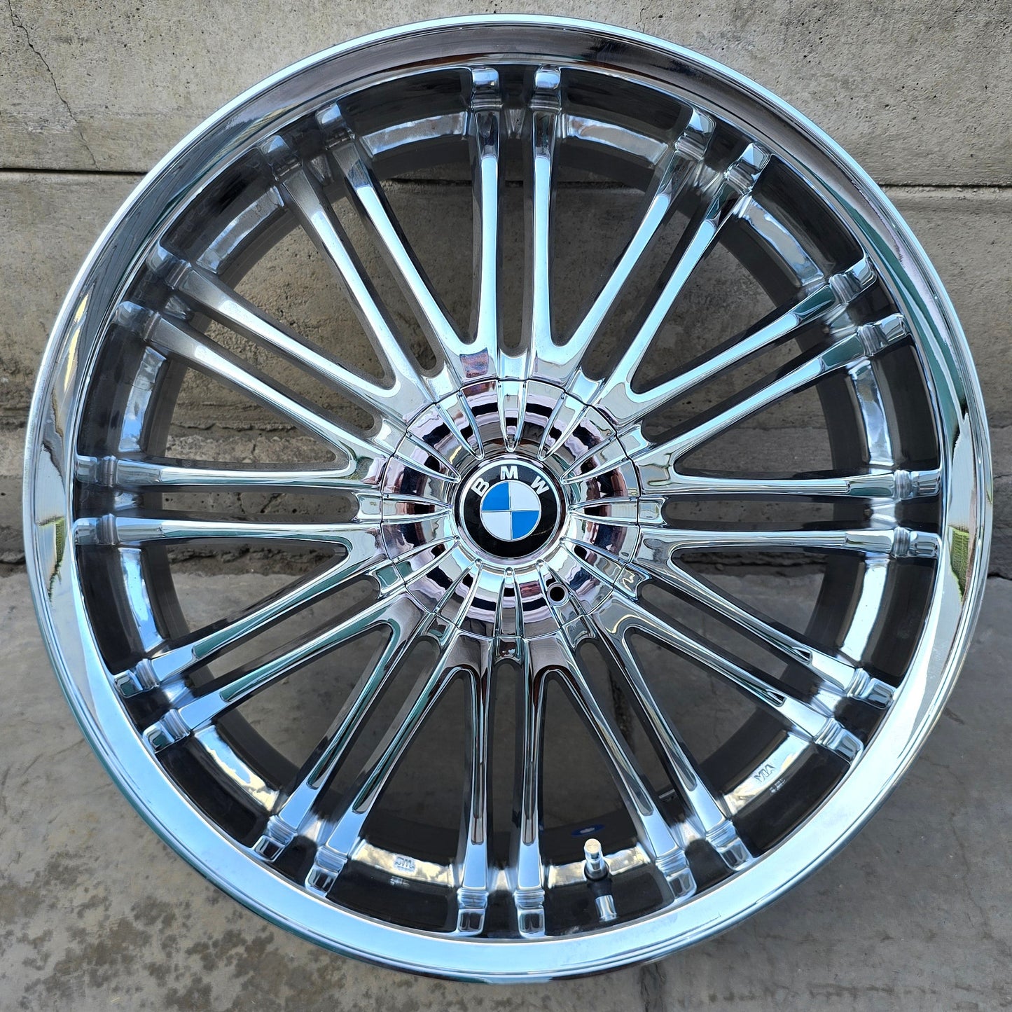 SET DE 4 LLANTAS BMW. Aro 20 - 5x100, 5x120. Doble Apernadura. Color Grafito Metalizado. (375)