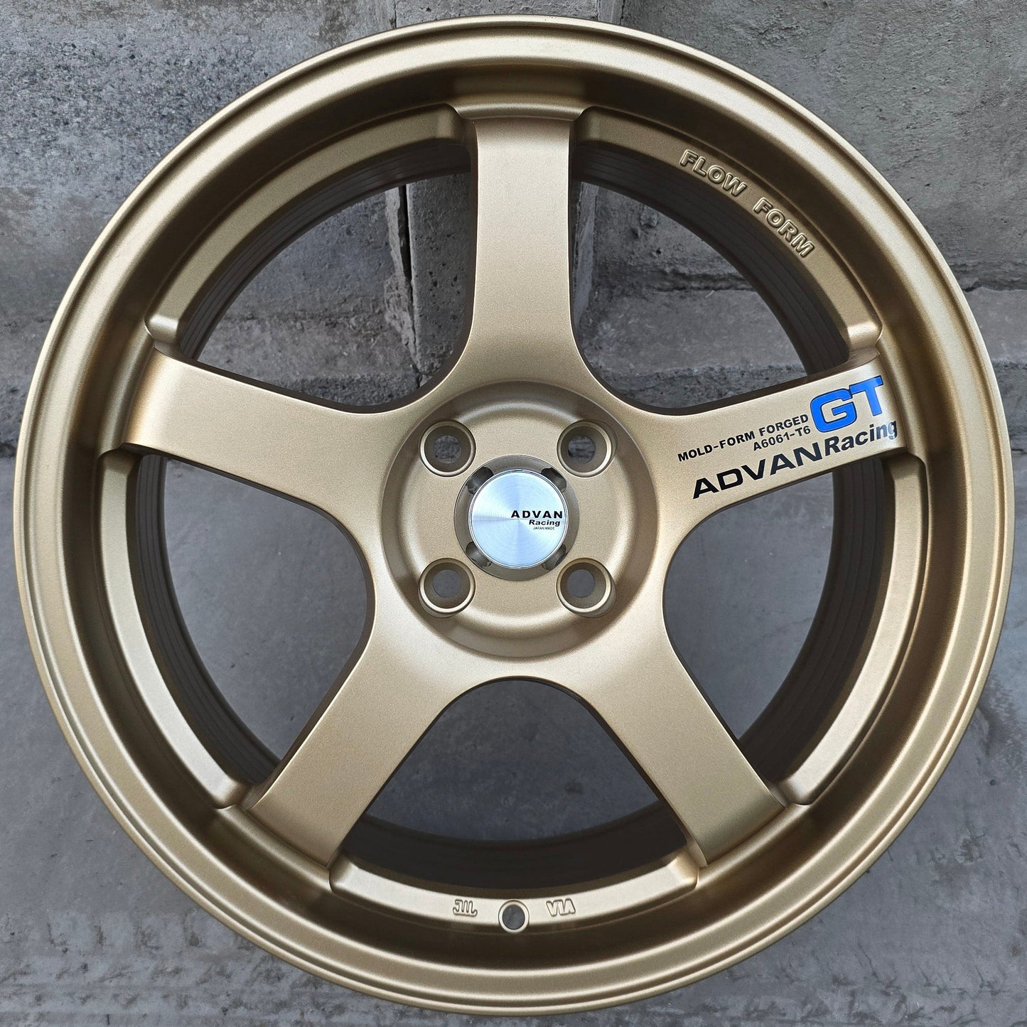 SET DE 4 LLANTAS ADVAN GT. Aro 17 - 4x100. Color Dorado. (512)