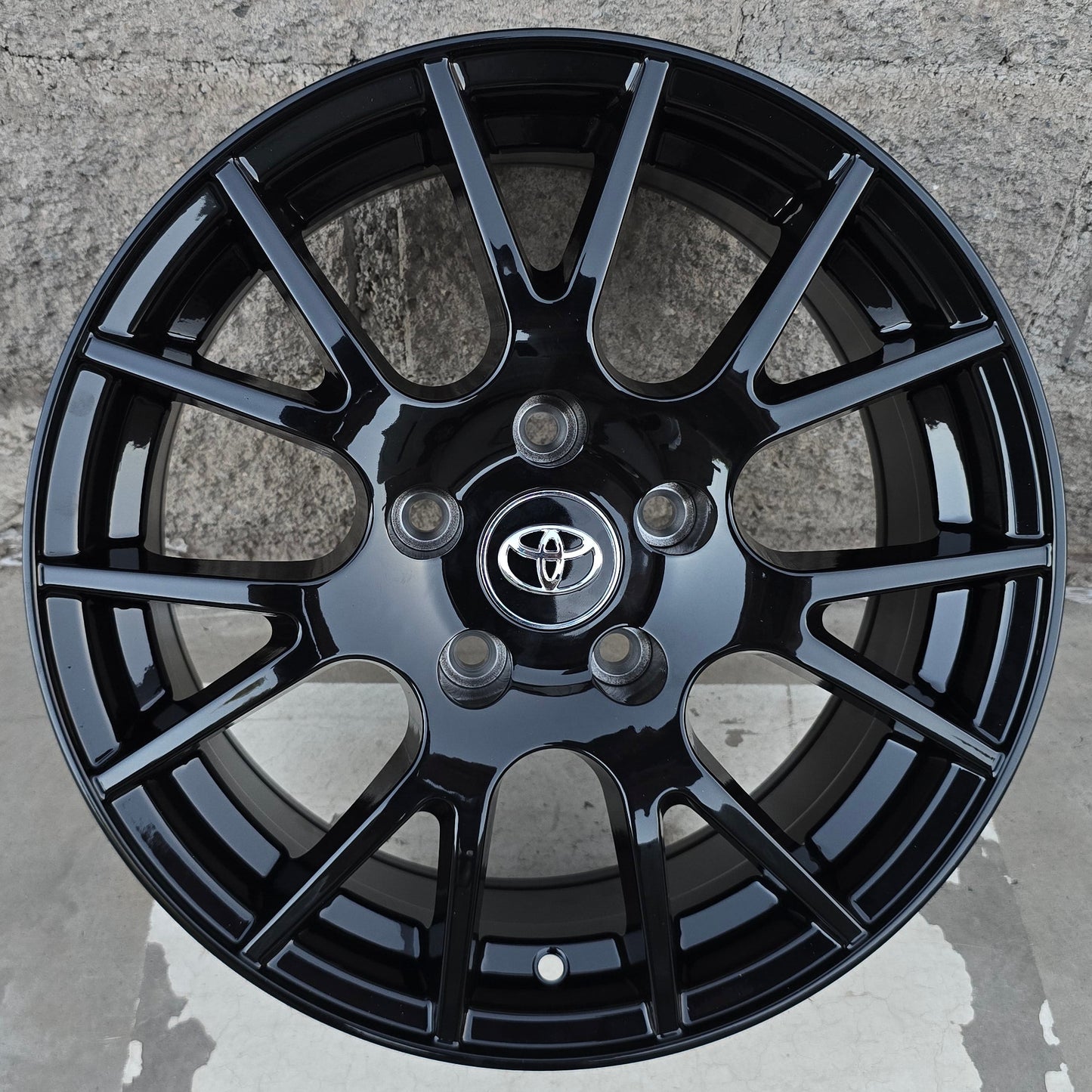 SET DE 4 LLANTAS TOYOTA *. Aro 16 - 5x114. Color Negro. (3504)