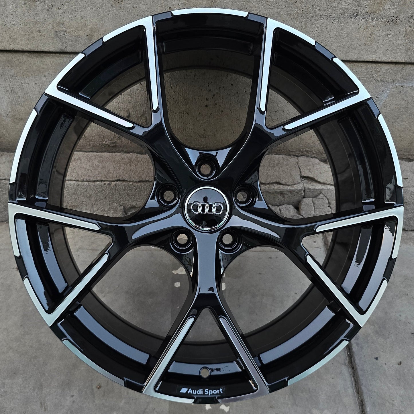 SET DE 4 LLANTAS AUDI COLOR Cromado Fondo Negro. Aro 17 - 5x112 (6131)
