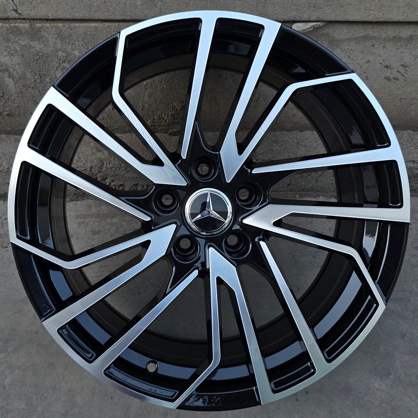 SET DE 4 LLANTAS MERCEDES *. Aro 18 - 5x112. Color Cromado Fondo Negro. (6135)