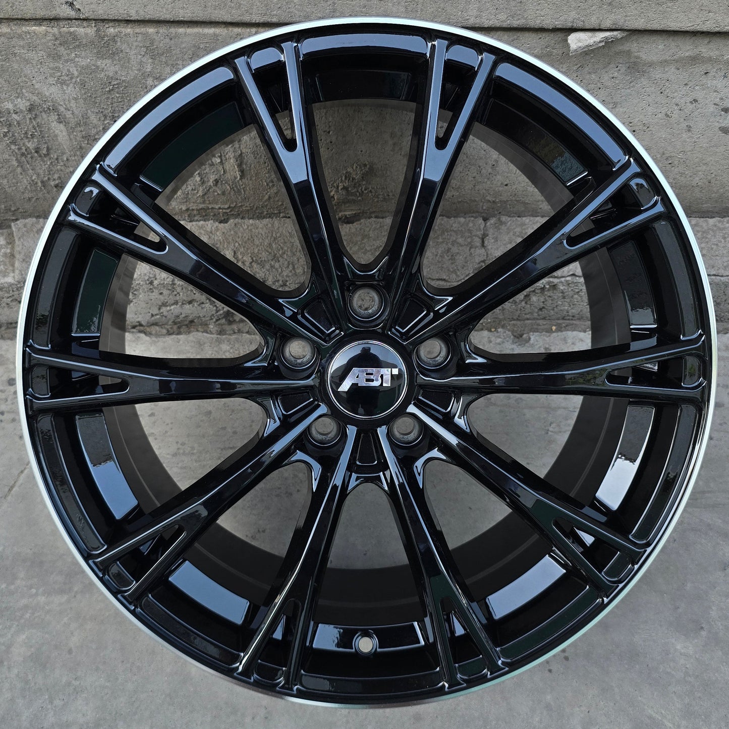 SET DE 4 LLANTAS AUDI ABT *. Aro 19 - 5x112. Color Negro Linea Cromada. (6121)