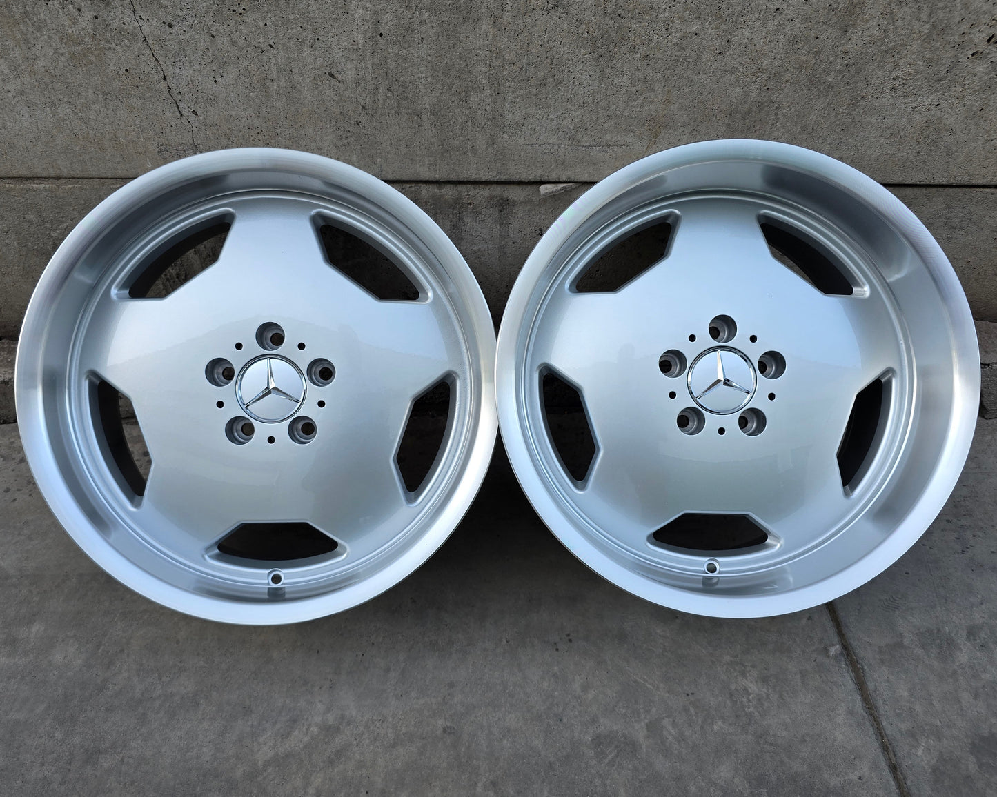 SET DE 4 LLANTAS MERCEDES ASIMÉTRICAS. Aro 18 - 5x112. Color Plateado Aro Cromado .(803).