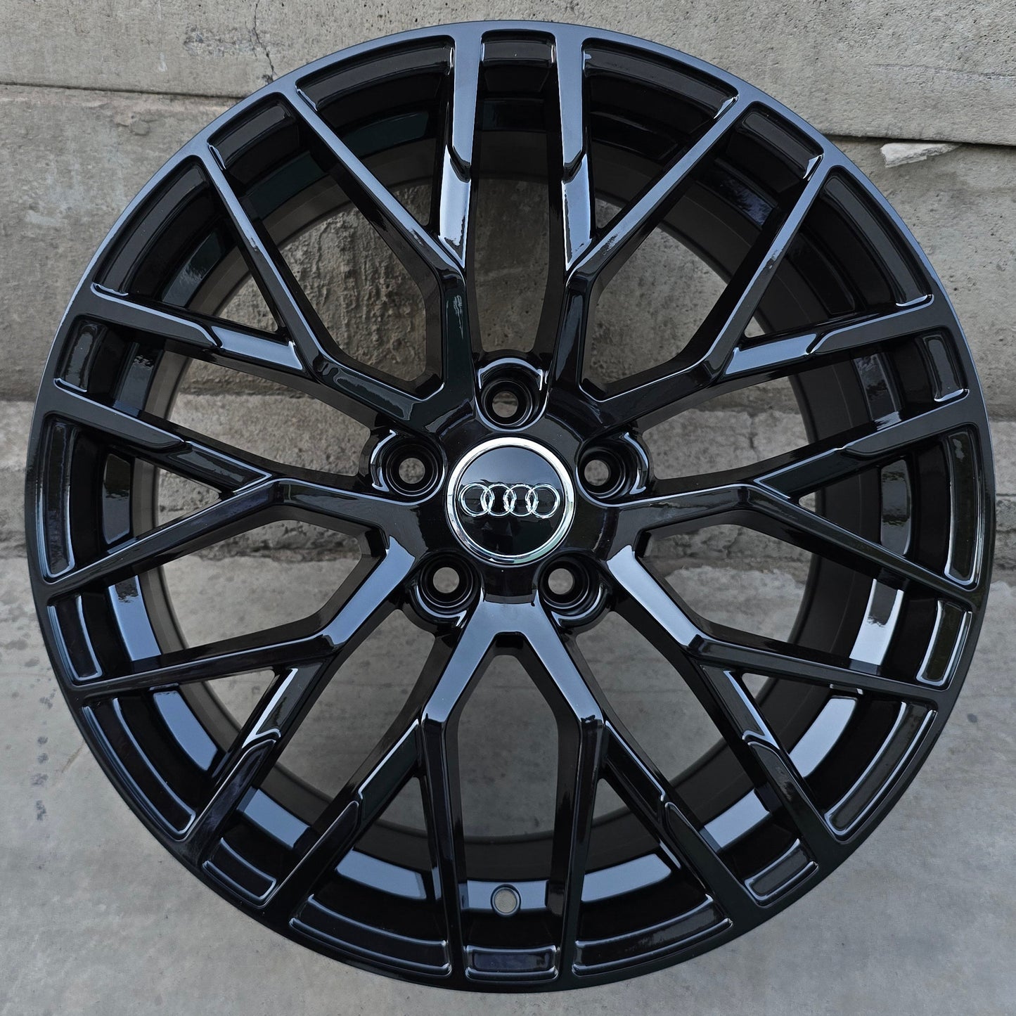 SET DE 4 LLANTAS AUDI *. Aro 18 - 5x112. Color Negro. (678)