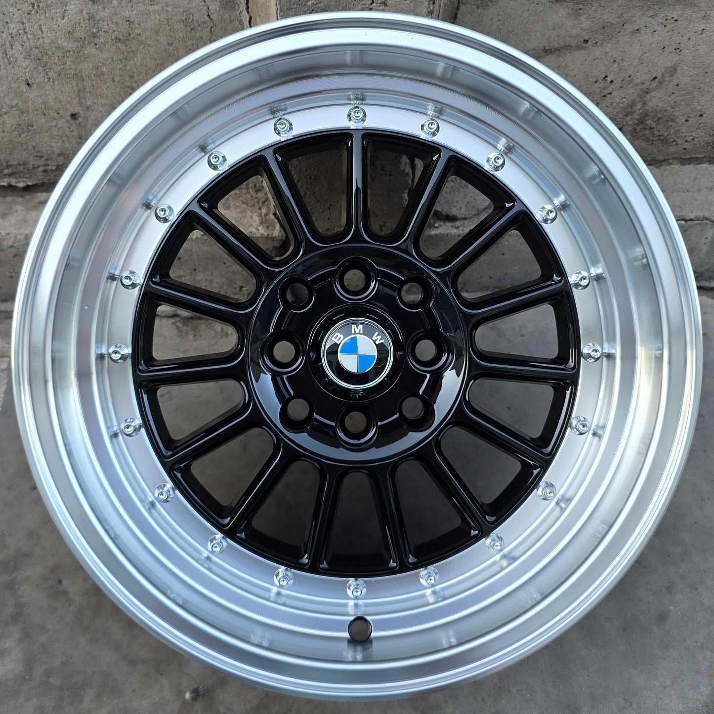 SET DE 4 LLANTAS BMW ALPINA. Aro 15 - 4x100, 4x114. Doble Apernadura. Color Negro Aro Cromado. (15n0668b)