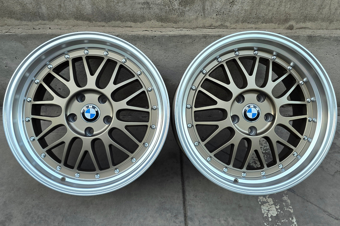 SET DE 4 LLANTAS BMW *. ASIMÉTRICAS. Aro 18 - 5x114. Color Bronce Aro Cromado. (1025)