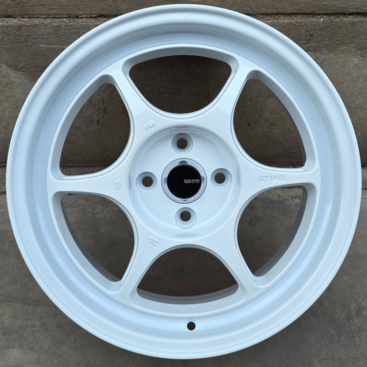 SET DE 4 LLANTAS ENKEI PF06. Aro 15 - 4x100. Color Blanco. (DX137)