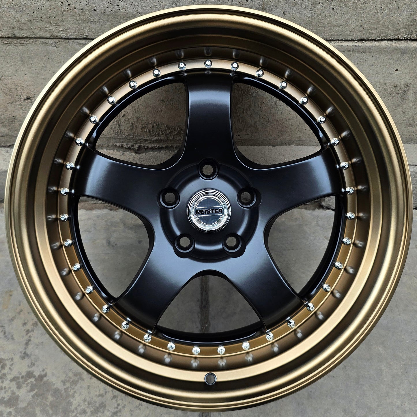 SET DE 4 LLANTAS WORK MEISTER. Aro 18 - 5x114. Color Negro Aro Bronce. (5039).