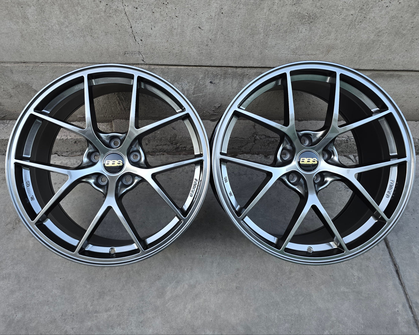 SET DE 4 LLANTAS BBS * ASIMETRICA. Aro 19 - 5x112. Color Grafito Metalizado (A282 A283)