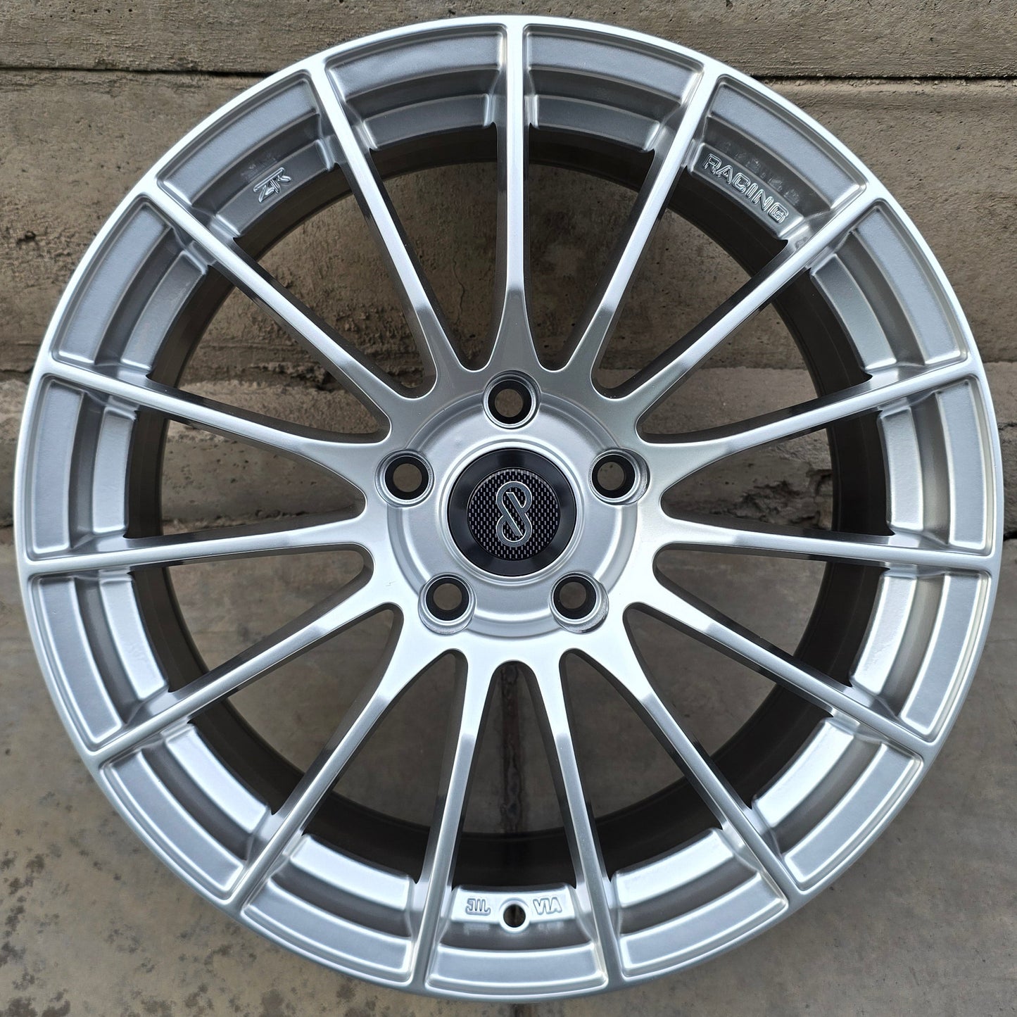 SET DE 4 LLANTAS ENKEI. Aro 17 - 5x114. Color Plateado. (ZR007F)