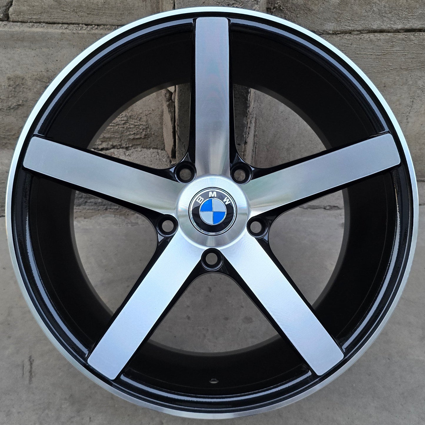 SET DE 4 LLANTAS BMW *. Aro 17 - 5x120. Color Cromado Fondo Negro. (17S5080Z)